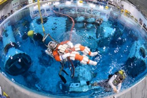 Стив Боуэн погружается в Neutral Buoyancy Laboratory at Johnson Space Center для проверки скафандров и инструментов для миссии на астероид